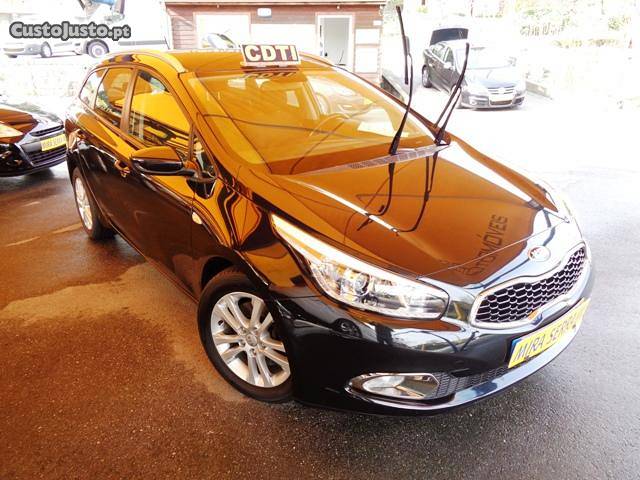 Kia Ceed Sw 1.6 Crdi 128Cv Março/14 - à venda - Ligeiros