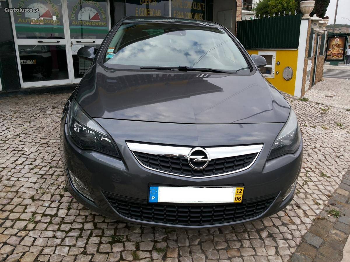 Opel Astra 1.7 Cosmo SP 130 cv Junho/12 - à venda -