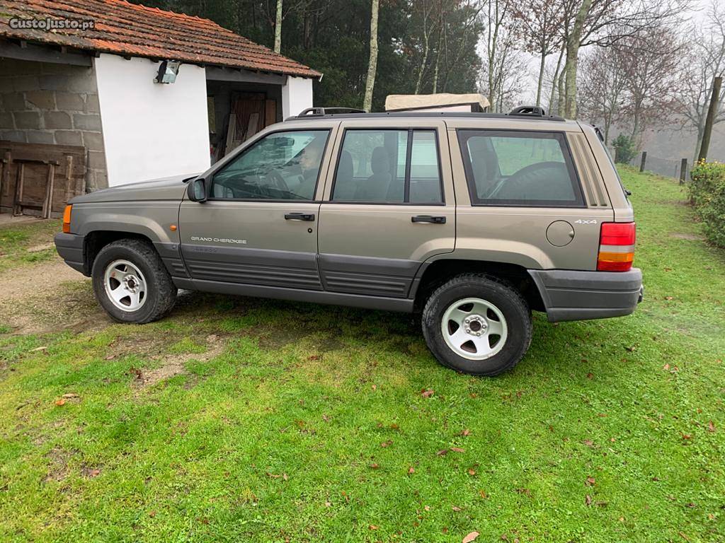 Jeep Cherokee 2.5td Laredo Fevereiro/99 - à venda -