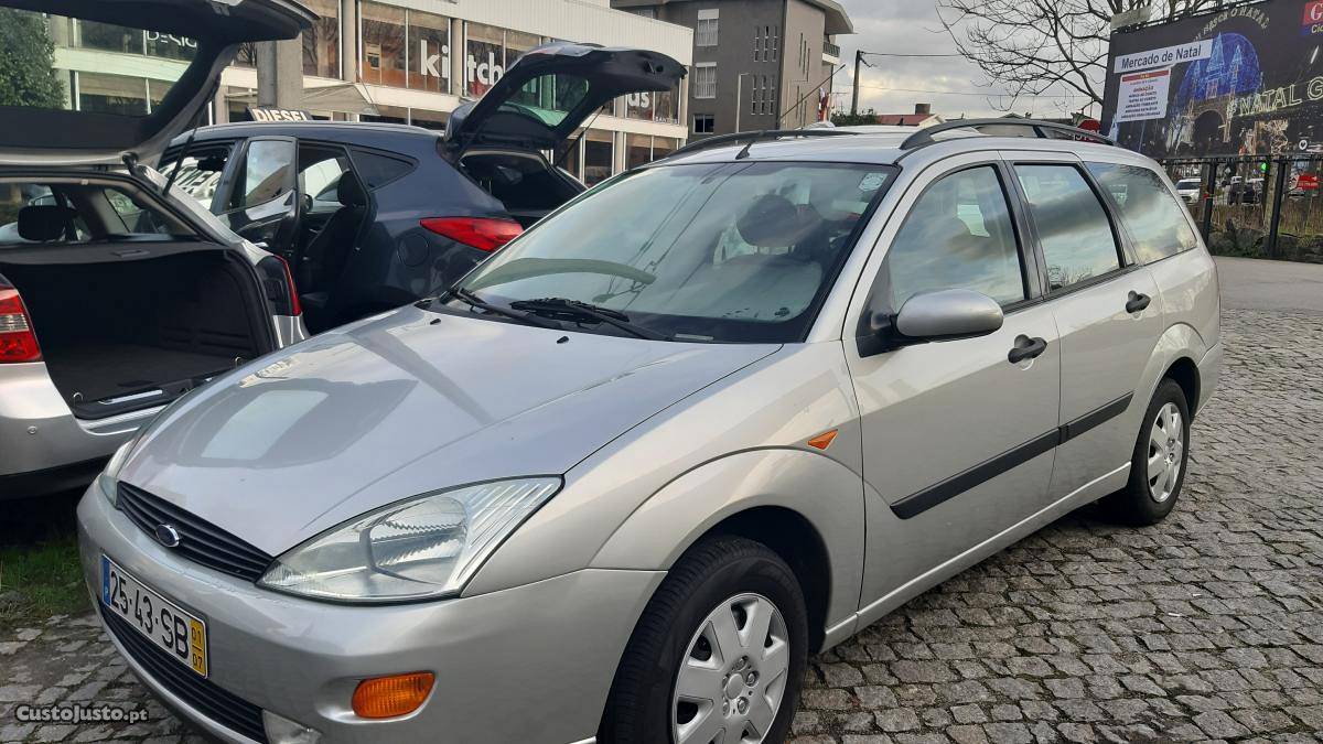 Ford Focus 1.4 i Confort line Agosto/01 - à venda -