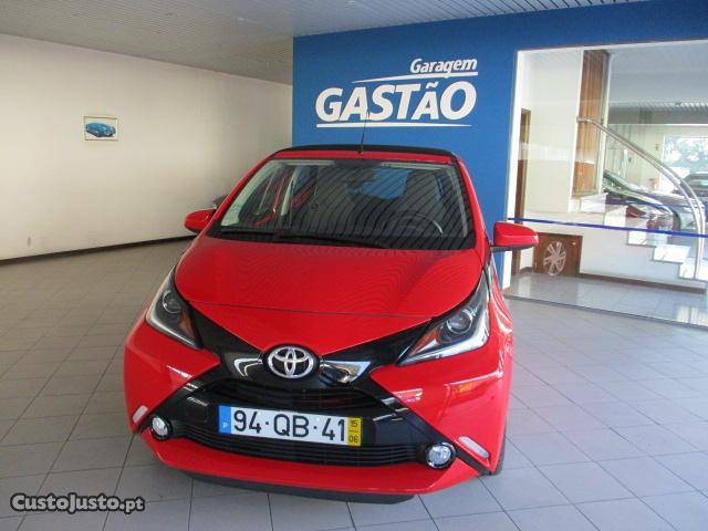 Toyota Aygo 1.0 5 Portas Junho/15 - à venda - Ligeiros