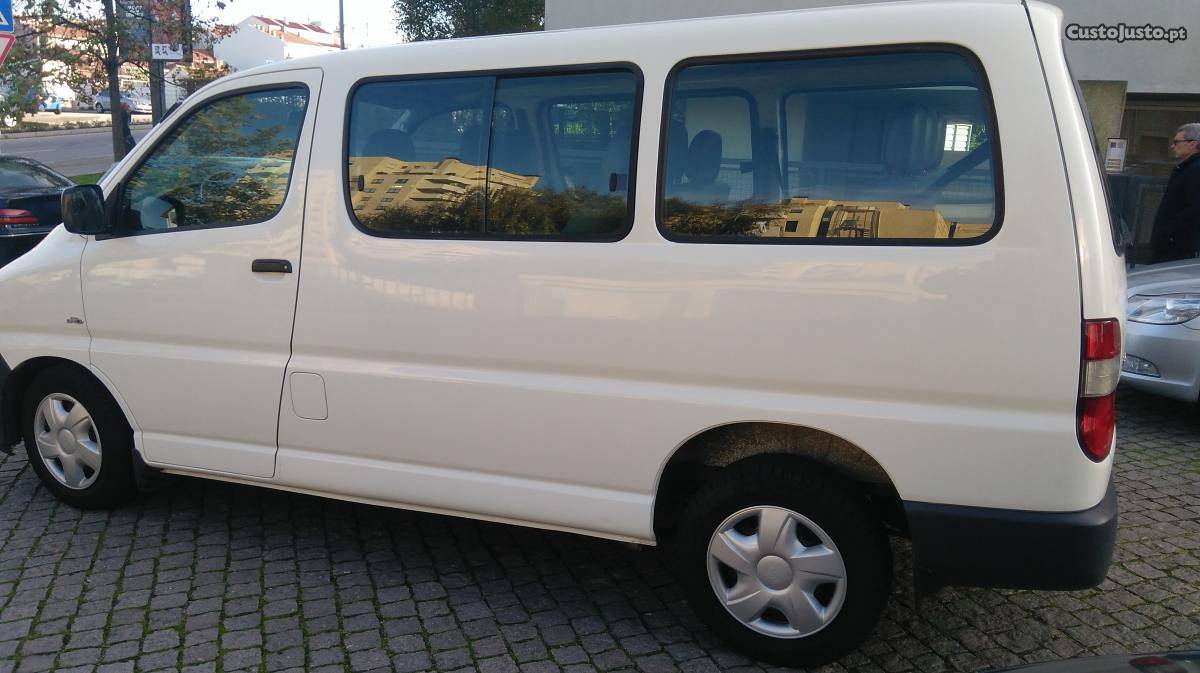 Toyota HiAce 2.5 D4D 9 LUGARES Outubro/10 - à venda -