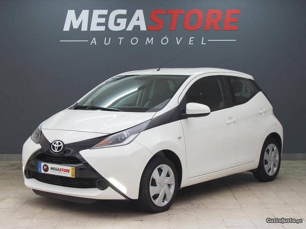 Toyota Aygo Aygo Março/17 - à venda - Ligeiros