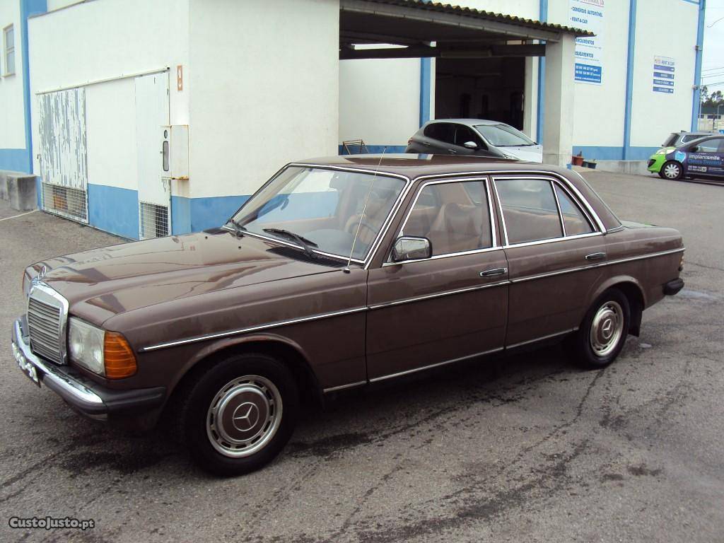 Mercedes-Benz 220 D Limousine (123) Junho/80 - à venda -