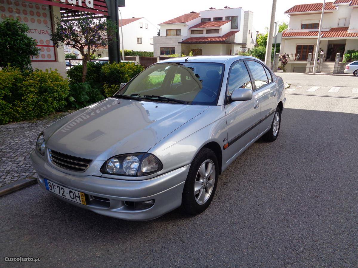 Toyota Avensis 2.0D4D 110CV C/AC Outubro/99 - à venda -