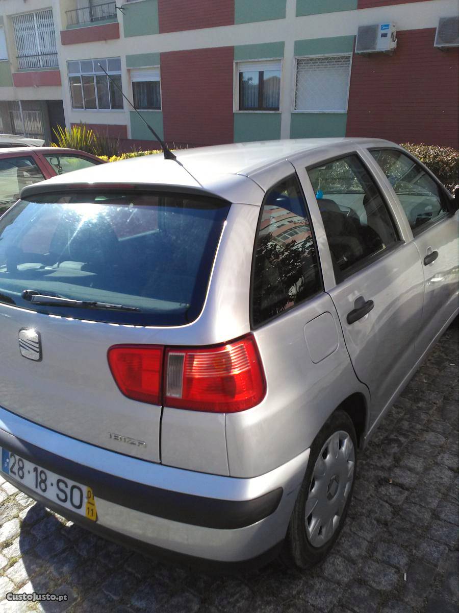 Seat Ibiza 1.4 gasolina Novembro/01 - à venda - Ligeiros