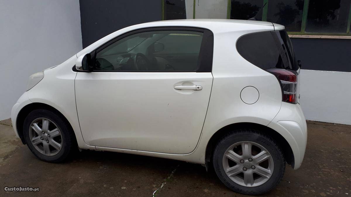 Toyota iQ 1.0 Novembro/13 - à venda - Ligeiros Passageiros,