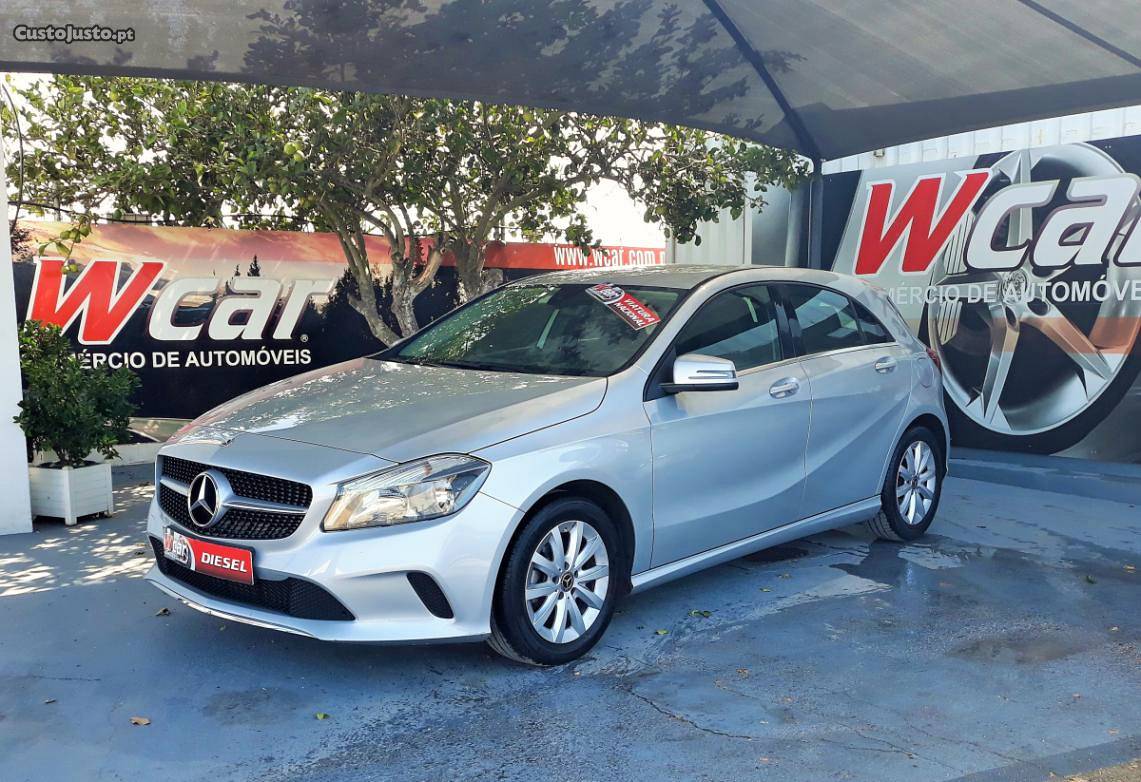 Mercedes-Benz A 180 STYLE Junho/17 - à venda - Ligeiros