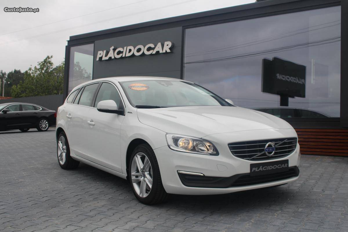 Volvo V60 D 6 Momentum Novembro/17 - à venda - Ligeiros