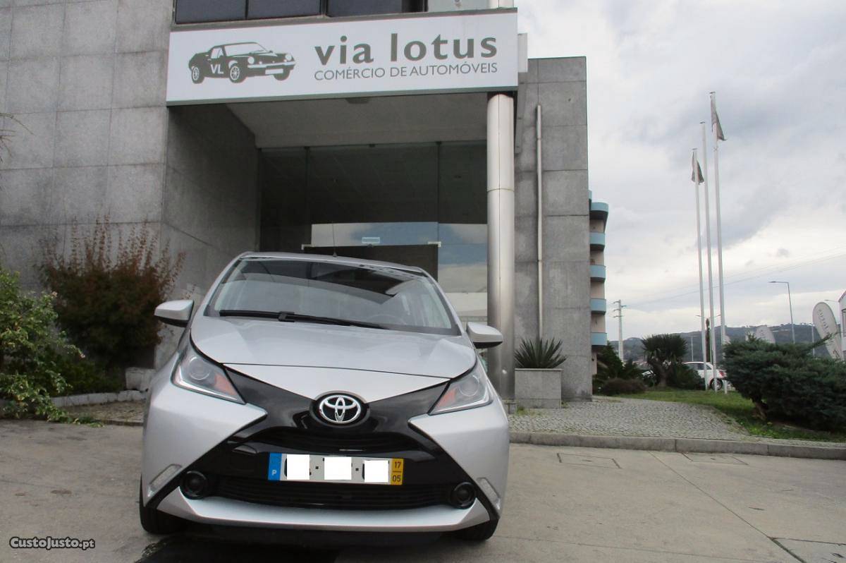 Toyota Aygo 5 portas AC Maio/17 - à venda - Ligeiros