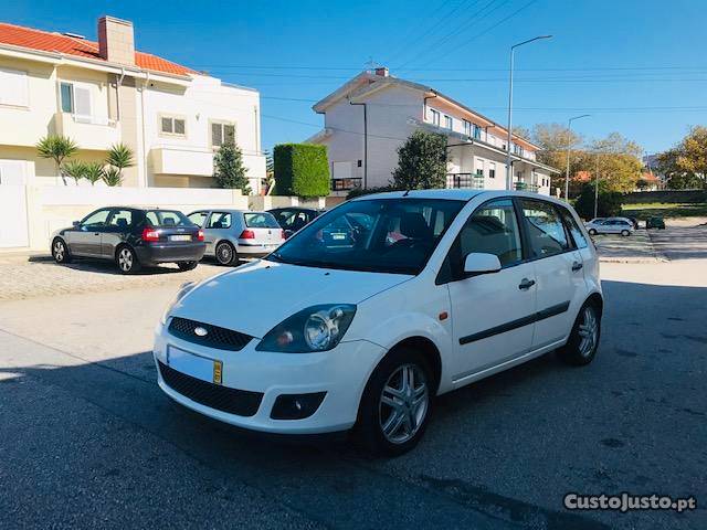 Ford Fiesta 1.4 TDCI 5 LUGARES Junho/06 - à venda -