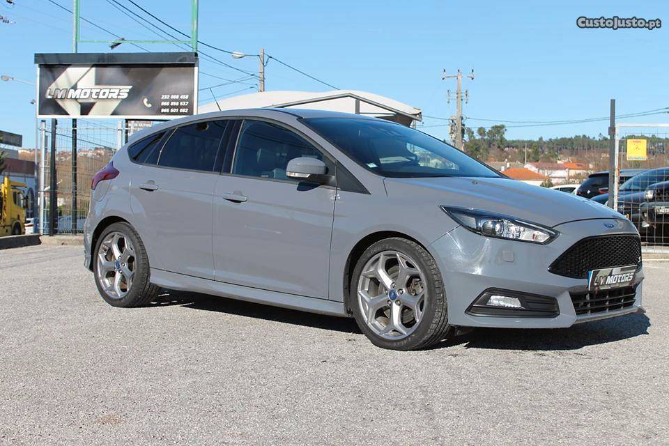 Ford Focus ST 250cv Abril/15 - à venda - Ligeiros