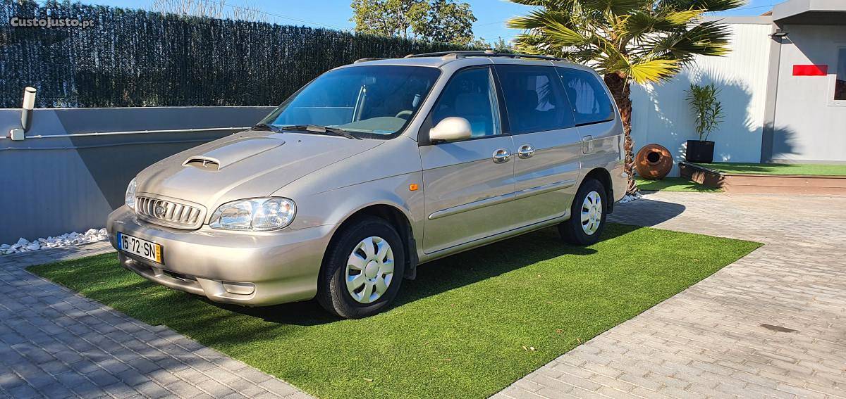 Kia Carnival Ls 6L Outubro/01 - à venda - Monovolume / SUV,