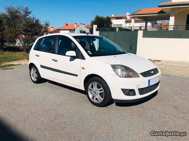 Ford Fiesta 1.4 TDCI 5 LUGARES Julho/06 - à venda -