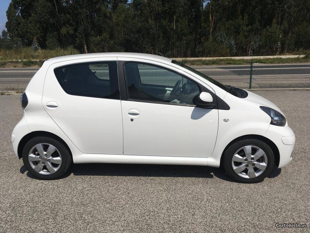 Toyota Aygo 1.0 GPS AC Abril/11 - à venda - Ligeiros