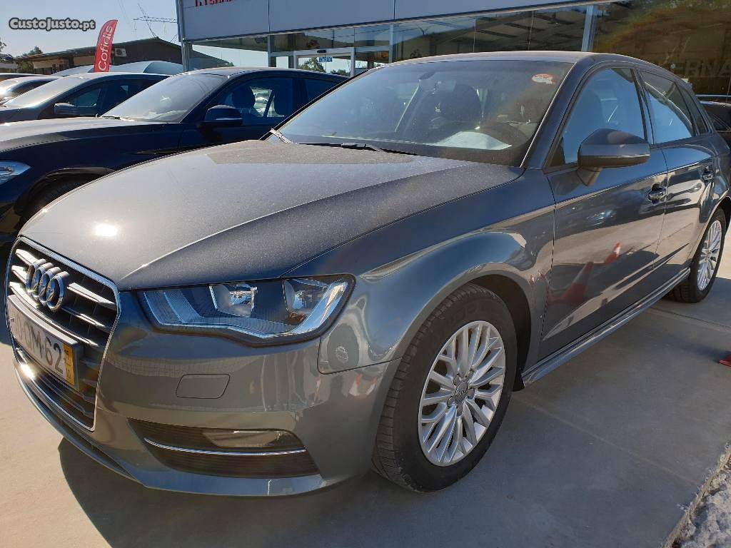 Audi A3 Attraction Ultra Outubro/15 - à venda - Ligeiros