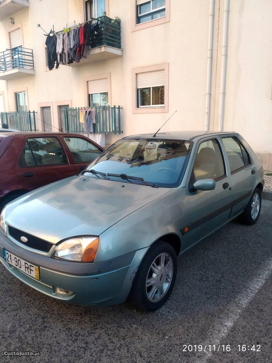 Ford Fiesta 1.2 Fevereiro/01 - à venda - Ligeiros