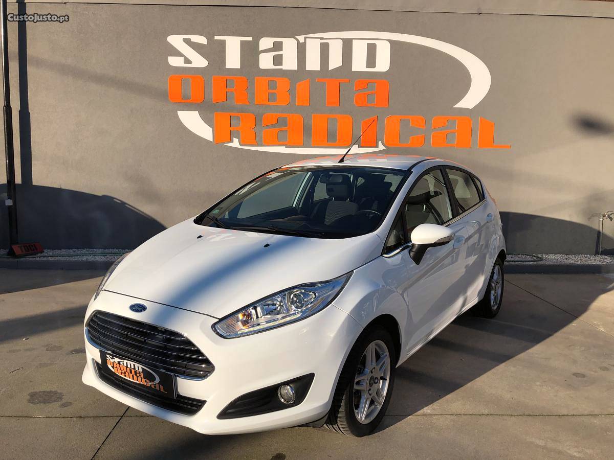 Ford Fiesta TITANIUM Dezembro/14 - à venda - Ligeiros