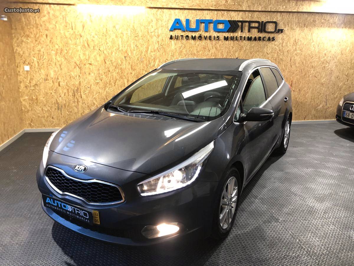 Kia Ceed SW 1.4 CRDi Junho/13 - à venda - Ligeiros