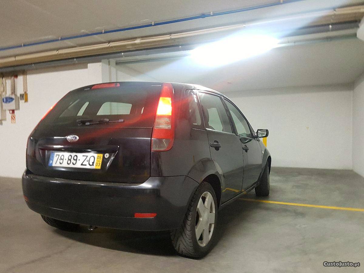 Ford Fiesta 1.25 Ghia Março/05 - à venda - Ligeiros