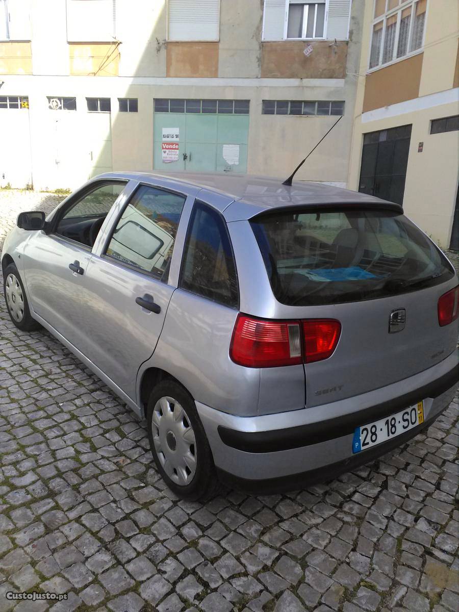 Seat Ibiza 1.4 gasolina Novembro/01 - à venda - Ligeiros