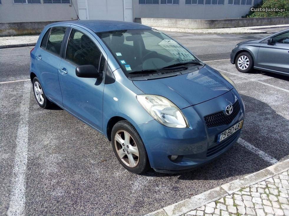 Toyota Yaris 5P.- AC -  Março/06 - à venda - Ligeiros