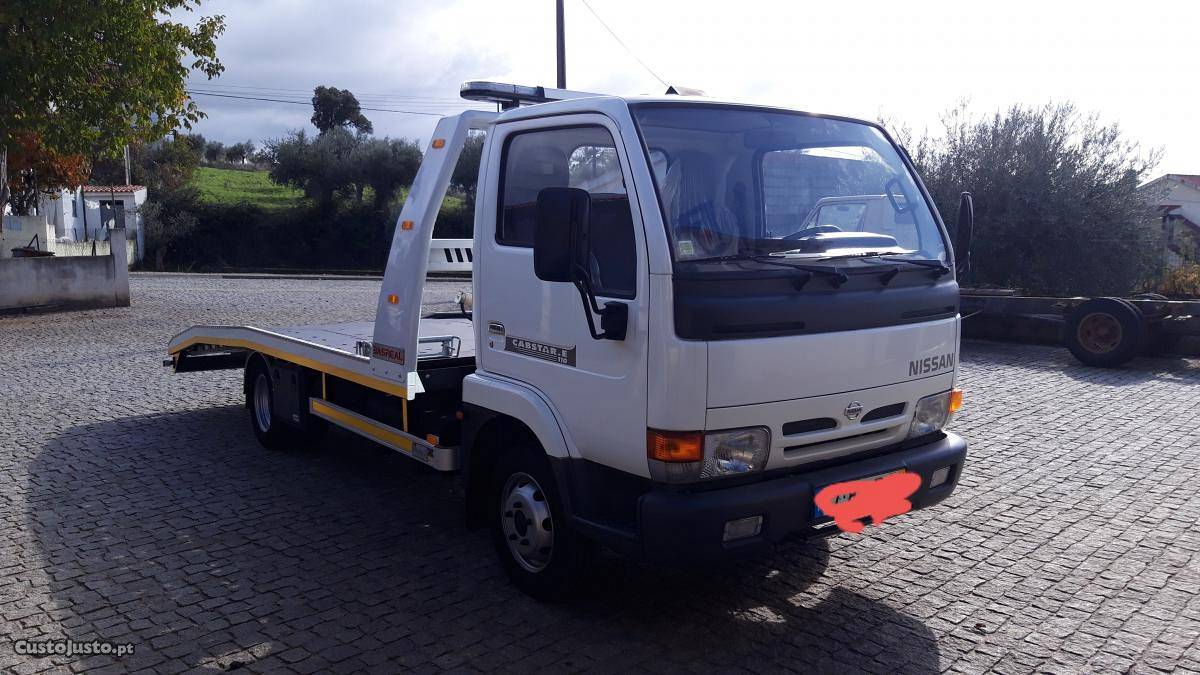 Nissan Cabstar Pronto Socorro Abril/01 - à venda - Ligeiros