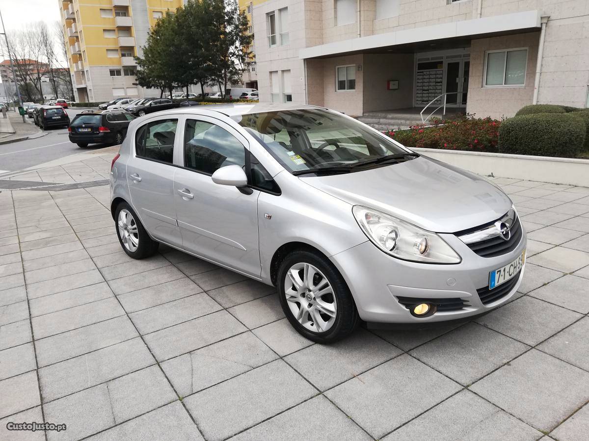 Opel Corsa v 112 mil kms Outubro/06 - à venda -