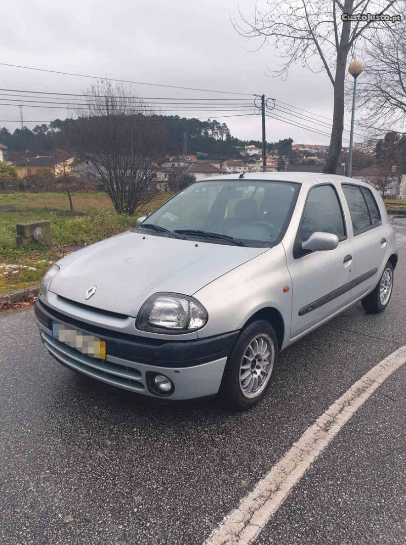 Renault Clio v Empecavel Abril/99 - à venda -