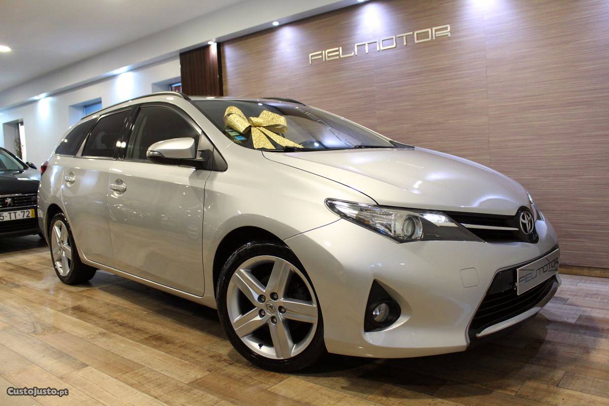 Toyota Auris Touring Sports Junho/15 - à venda - Ligeiros