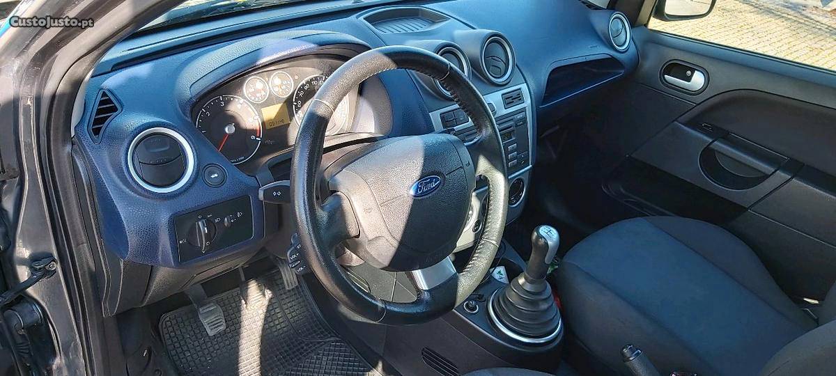 Ford Fiesta 1.4 Tdci Outubro/07 - à venda - Ligeiros