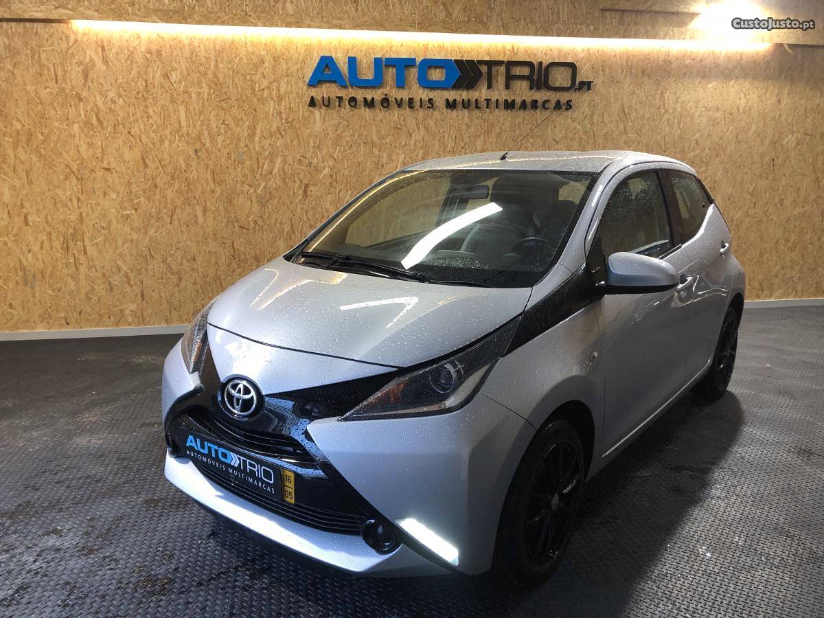 Toyota Aygo 1.0 VVT-i X-Play AC Maio/16 - à venda -