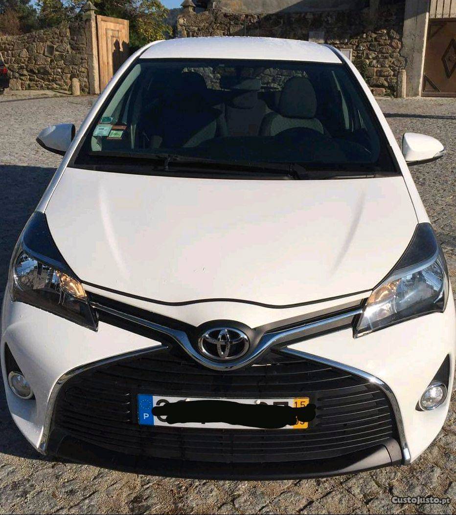 Toyota Yaris ligeiro Março/15 - à venda - Ligeiros