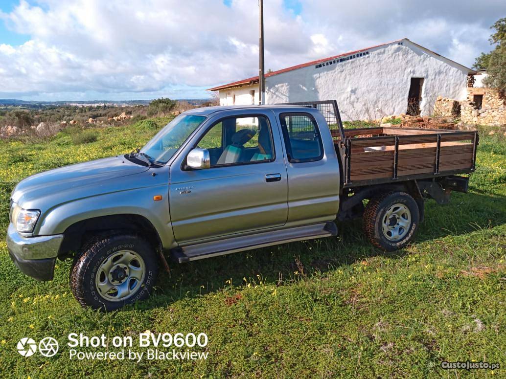 Toyota Hilux 4x4 Outubro/05 - à venda - Pick-up/