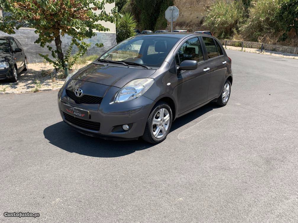 Toyota Yaris 1.0 Vvti Junho/11 - à venda - Ligeiros