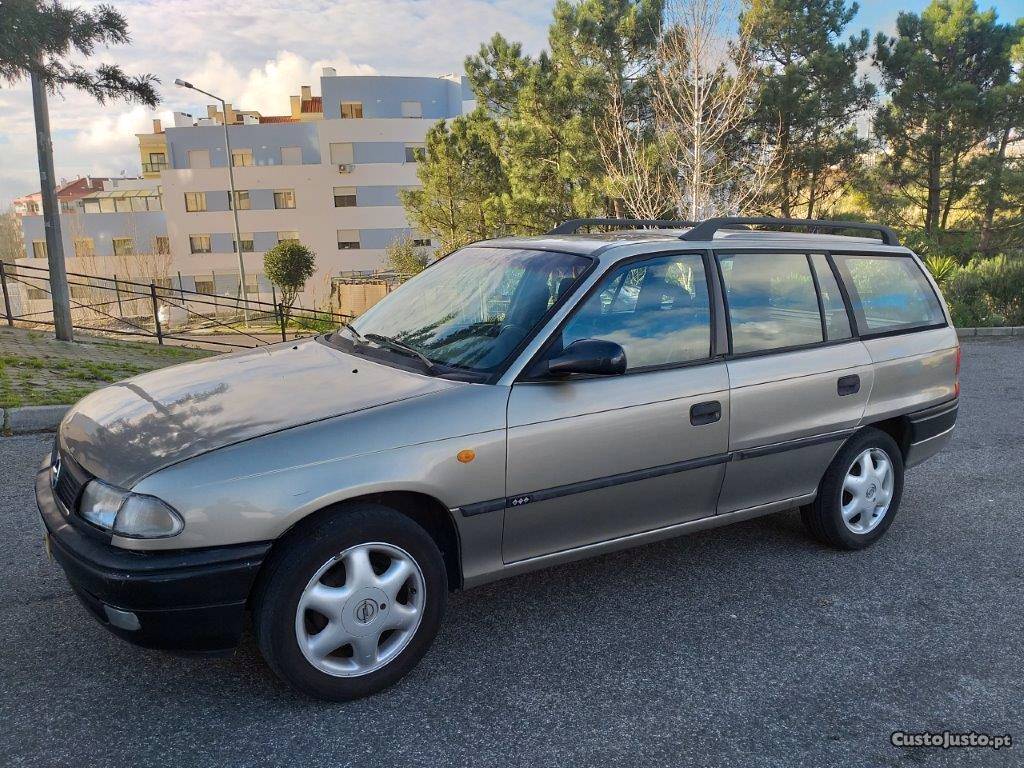 Opel Astra Caravan v 90CV Abril/96 - à venda -