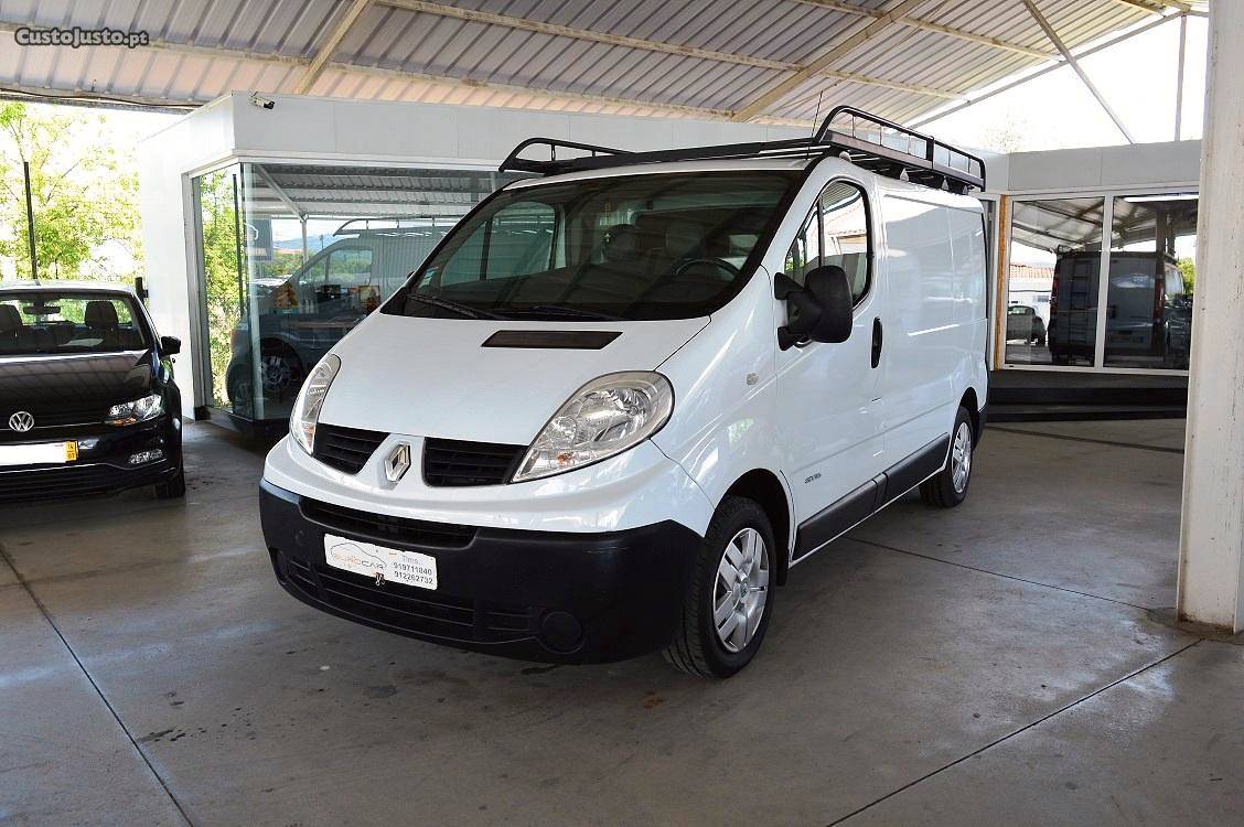 Renault Trafic 2.0 DCI A/C Dezembro/11 - à venda -