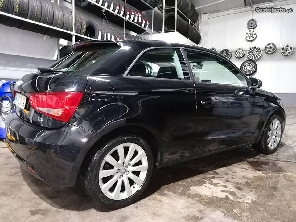 Audi A1 1.6 TDI ESTIMADO! Abril/11 - à venda - Ligeiros