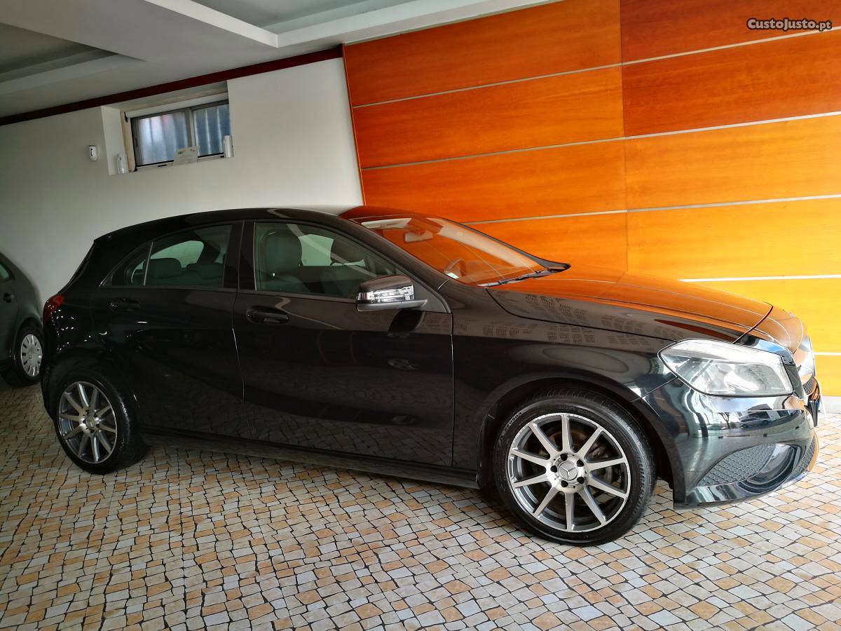 Mercedes-Benz A 180 CDI  KMs Março/13 - à venda -