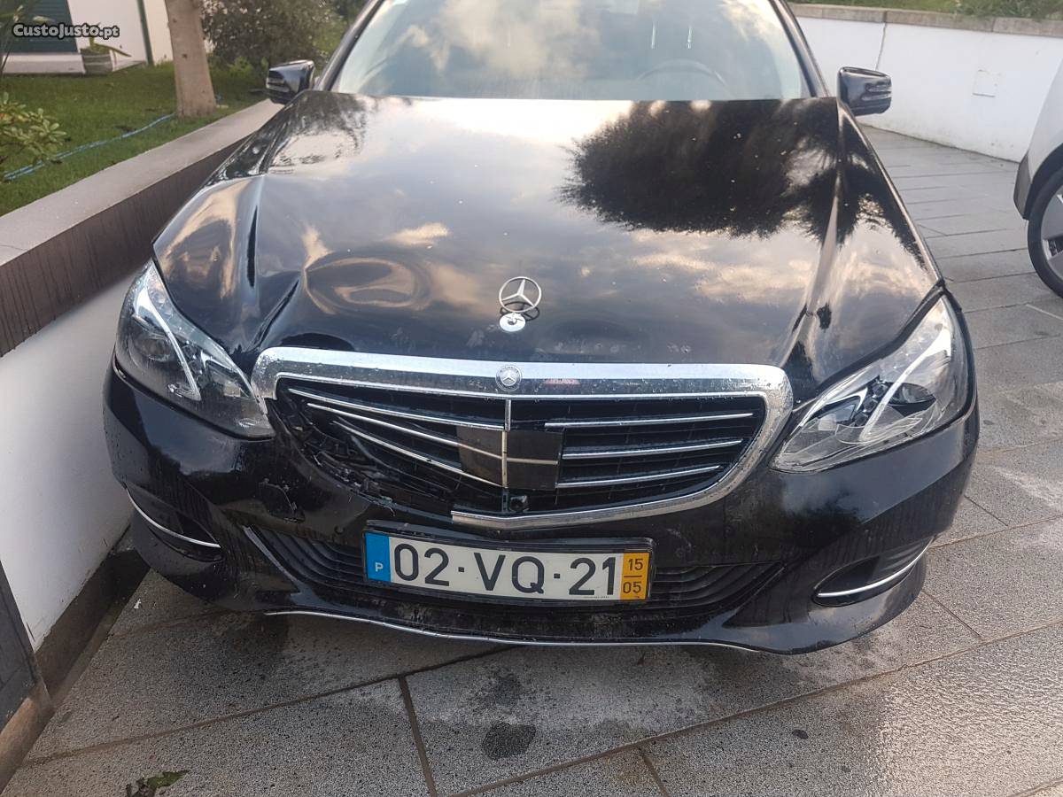 Mercedes-Benz E 300 Hibrydo Agosto/15 - à venda - Ligeiros