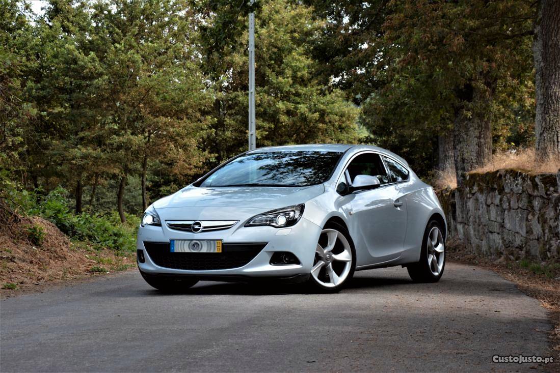 Opel Astra GTC cv Dezembro/11 - à venda -