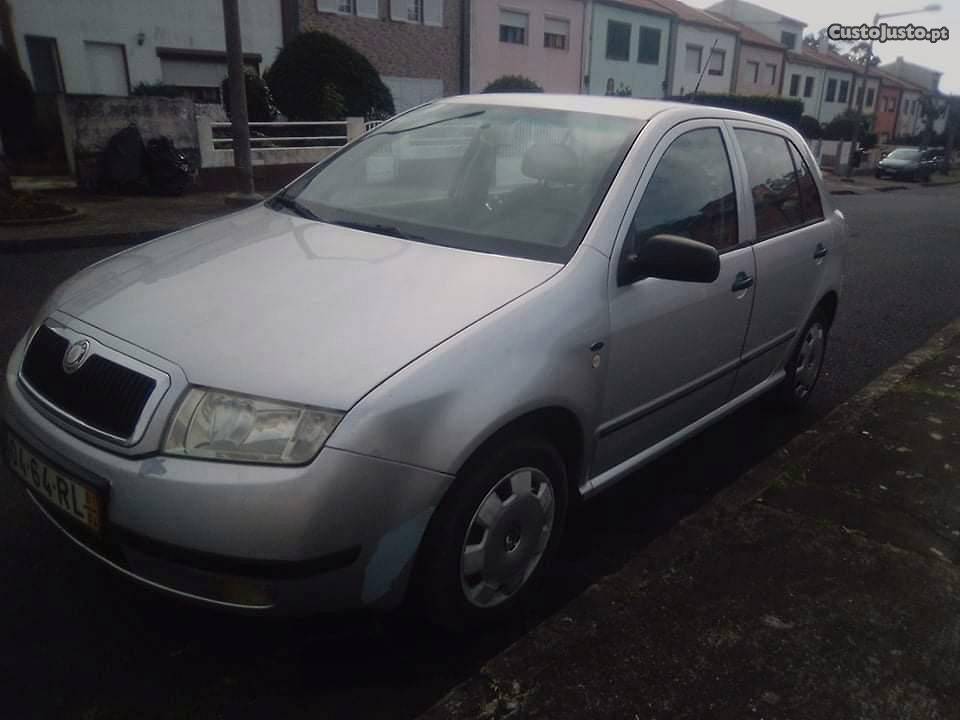 Skoda Fabia Gasolina Abril/01 - à venda - Ligeiros