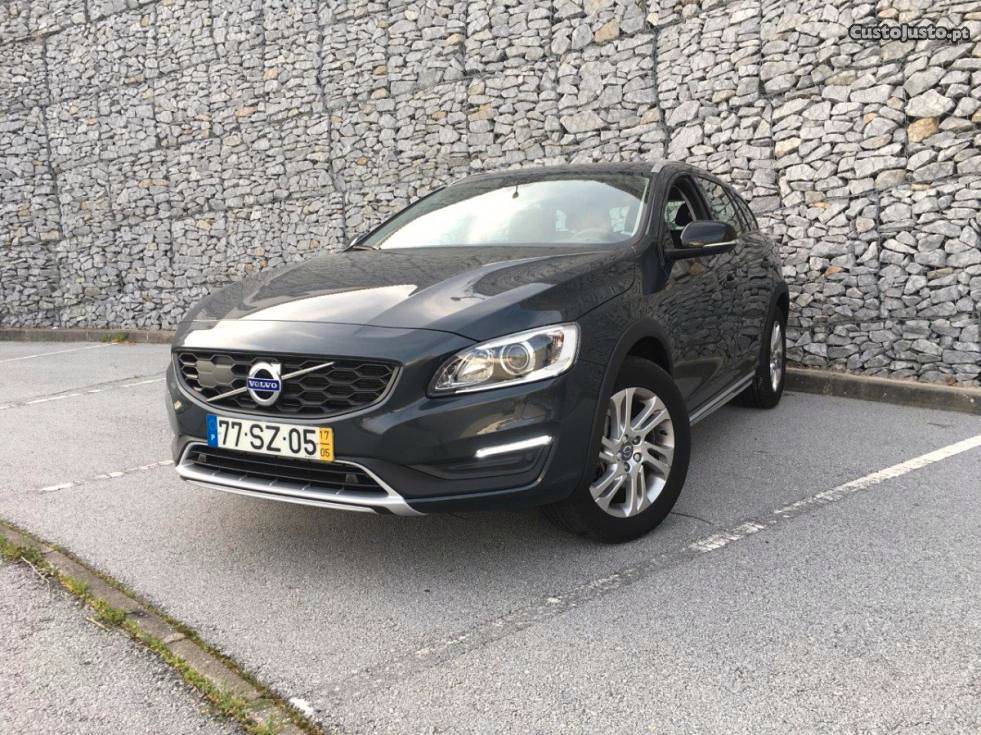 Volvo V60 CC Dcv Momentum Maio/17 - à venda - Ligeiros
