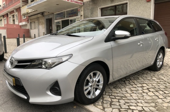 Toyota Auris Carrinha D4D. - Santos & Saraiva - Comércio de